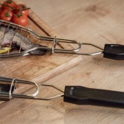 SANTOS Fischgrillset, Fischbräter, Gewürz Und Zedernholzplanke 25 SANTOS Fischgrillset, Fischbräter, Gewürz Und Zedernholzplanke -Grillmeister 189a79ae0b562199f9cfb40c486ededd