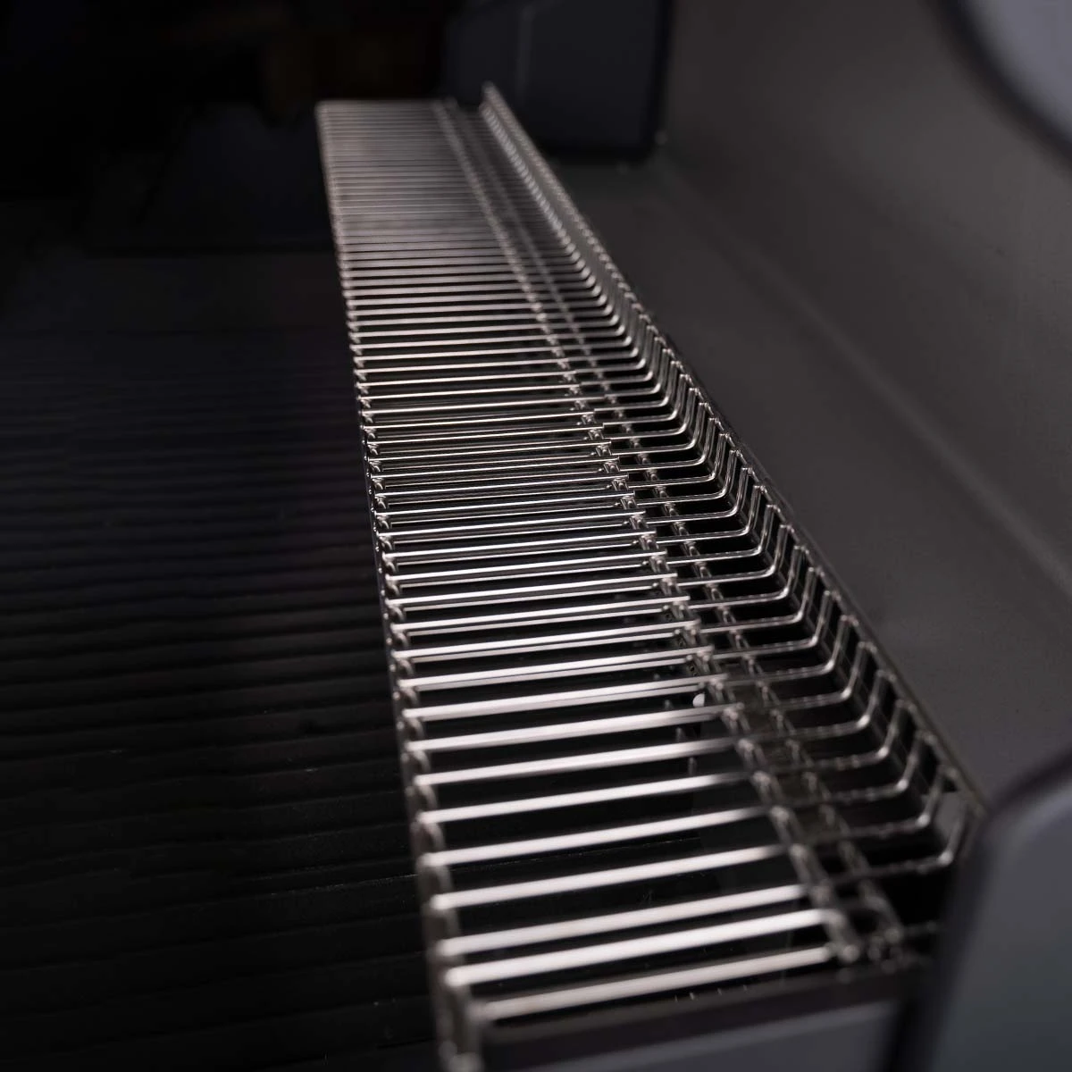 SANTOS S-518 Mit Seiten- Und Heckbrenner, Schwarz, Inkl. Drehspieß, Rostheber & Silikonablage & Graviertes ZWILLING Pro Messer 3 SANTOS S-518 Mit Seiten- Und Heckbrenner, Schwarz, Inkl. Drehspieß, Rostheber & Silikonablage & Graviertes ZWILLING Pro Messer