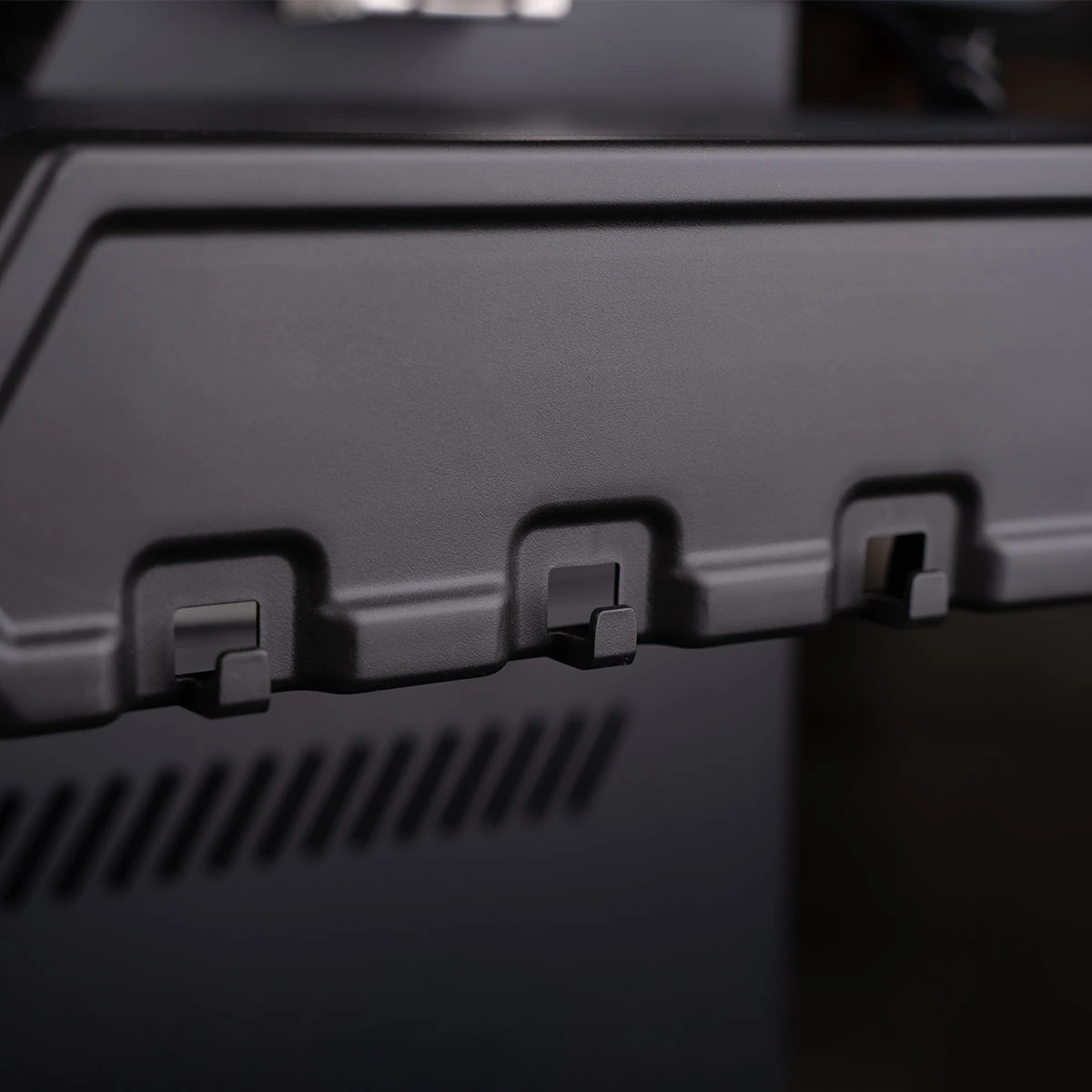 SANTOS S-518 All Black Mit Seiten- Und Heckbrenner, Schwarz, Inkl. Drehspieß, Rostheber & Silikonablage & Graviertes ZWILLING Pro Messer 9 SANTOS S-518 All Black Mit Seiten- Und Heckbrenner, Schwarz, Inkl. Drehspieß, Rostheber & Silikonablage & Graviertes ZWILLING Pro Messer – Bild 7