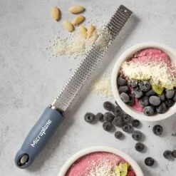 Microplane Premium Reibe / Zester, Denim Blau -Grillmeister microplane premium reibe zester denim blau 1714eb4cd64ed159e04c5eb340e4c3f1