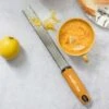 Microplane Premium Reibe / Zester, Senfgelb -Grillmeister microplane premium reibe zester senfgelb d148fe8215f470be12dbf68e719135ec