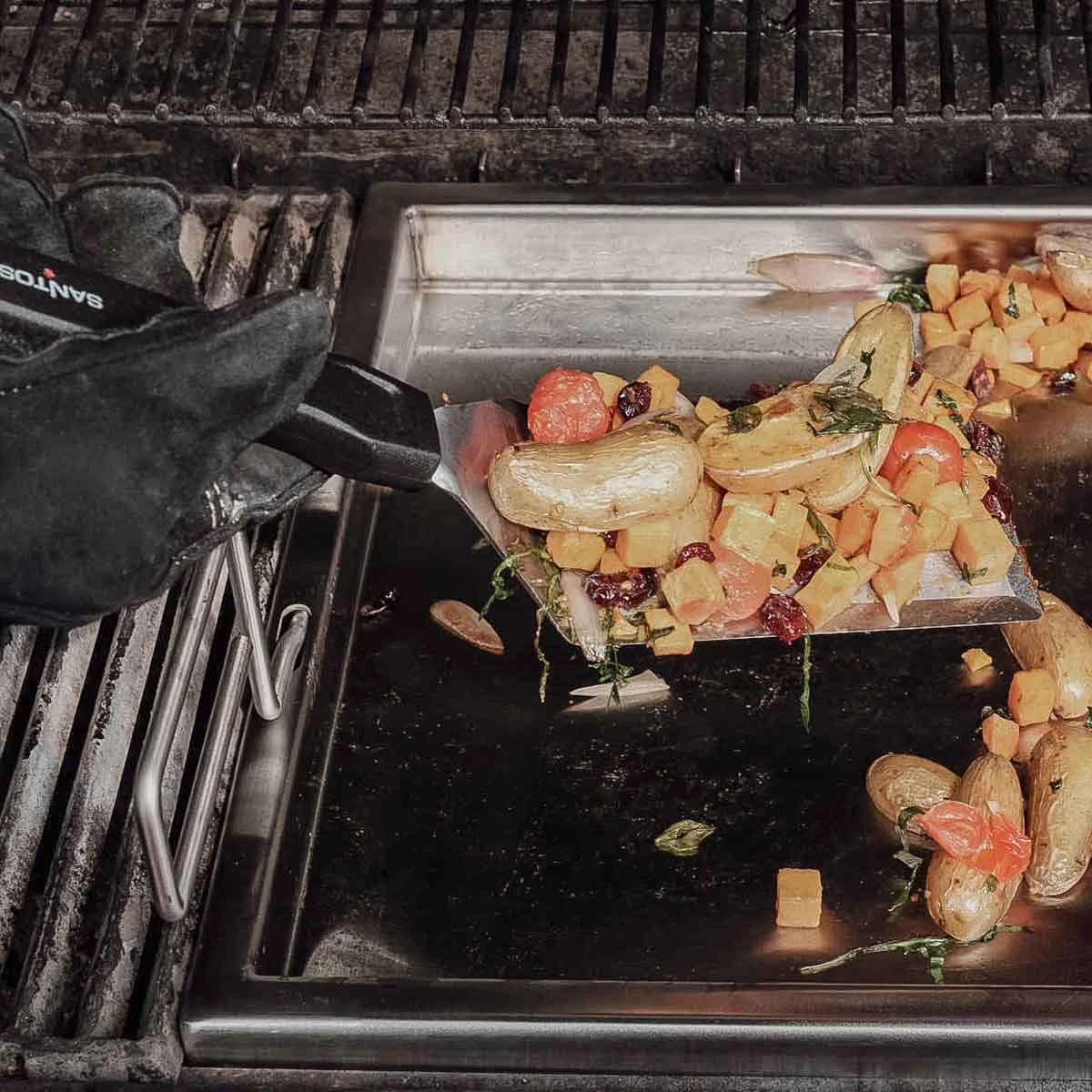 SANTOS Plancha, Einsatzpfanne Für Napoleon Rogue 365, 525 SB, SE 525, XT 525 (bis 2020) 4 SANTOS Plancha, Einsatzpfanne Für Napoleon Rogue 365, 525 SB, SE 525, XT 525 (bis 2020) – Bild 2