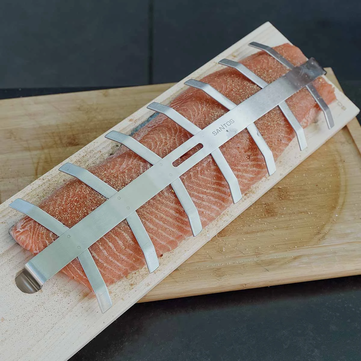 SANTOS Flammlachshalter Aus Edelstahl Inkl. Flammlachsbrett Aus Zedernholz 4 SANTOS Flammlachshalter Aus Edelstahl Inkl. Flammlachsbrett Aus Zedernholz – Bild 2