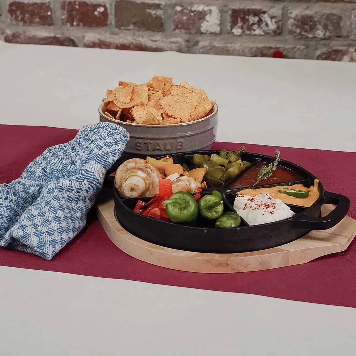 SANTOS Wedge Pan Mit Holz-Serviertablett Ø 21,5cm - Höhe: 3 Cm Gusseisen 10 SANTOS Wedge Pan Mit Holz-Serviertablett Ø 21,5cm - Höhe: 3 Cm Gusseisen – Bild 8