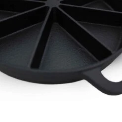 SANTOS Wedge Pan Mit Holz-Serviertablett Ø 21,5cm - Höhe: 3 Cm Gusseisen 16 SANTOS Wedge Pan Mit Holz-Serviertablett Ø 21,5cm - Höhe: 3 Cm Gusseisen -Grillmeister santos wedge pan mit holz serviertablett 21 5 x 3 cm gusseisen pfanne detailaufnahme 2853f3ec7411f0fce105875664212f21
